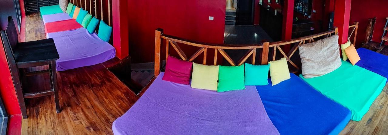 Out! A Radically Inclusive Beach Hostel By Wild & Wandering หาดริ้น ภายนอก รูปภาพ