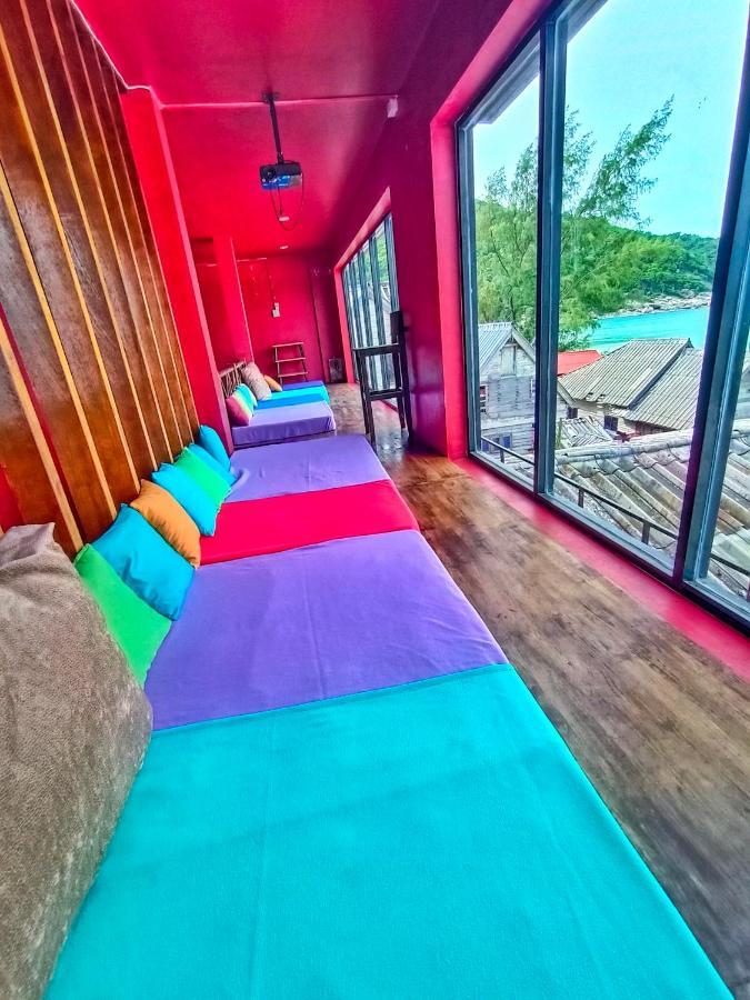 Out! A Radically Inclusive Beach Hostel By Wild & Wandering หาดริ้น ภายนอก รูปภาพ