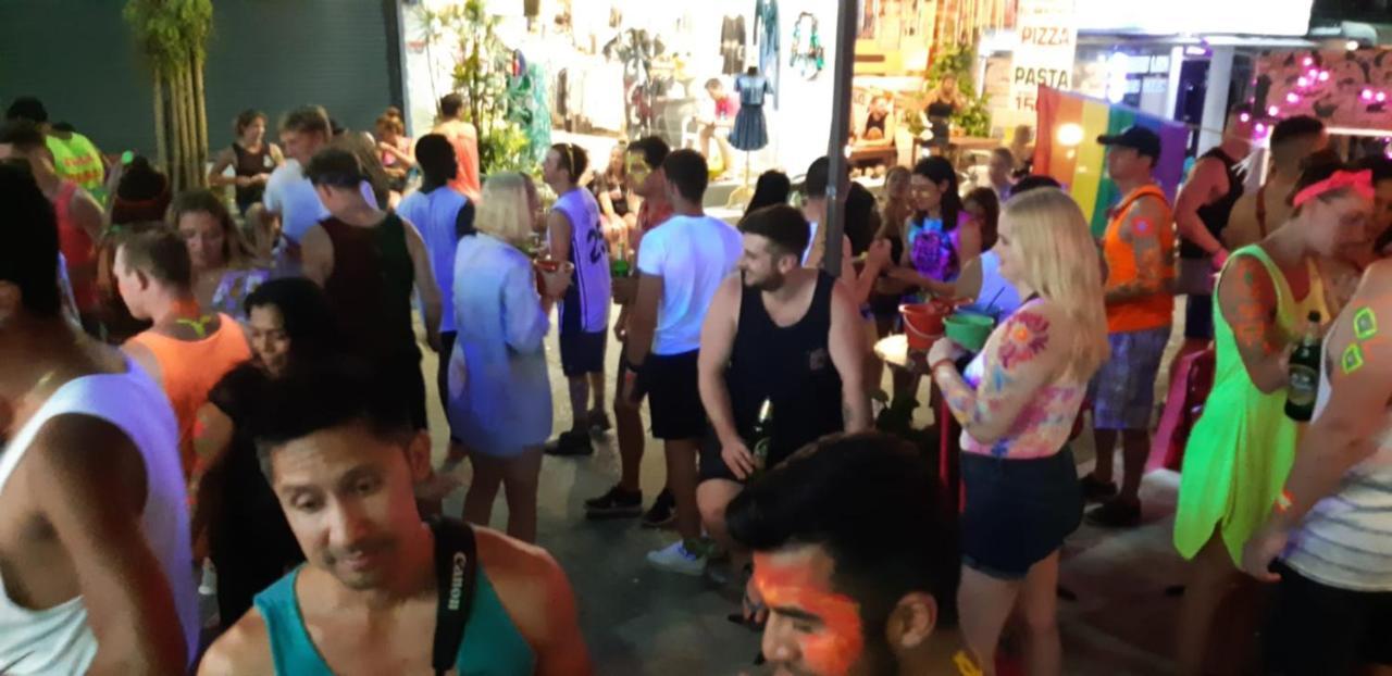 Out! A Radically Inclusive Beach Hostel By Wild & Wandering หาดริ้น ภายนอก รูปภาพ
