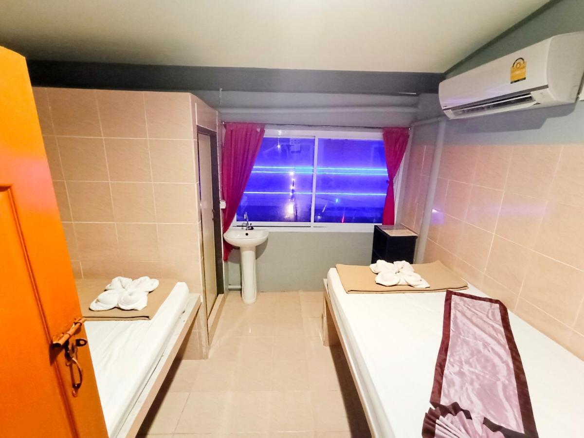 Out! A Radically Inclusive Beach Hostel By Wild & Wandering หาดริ้น ห้อง รูปภาพ