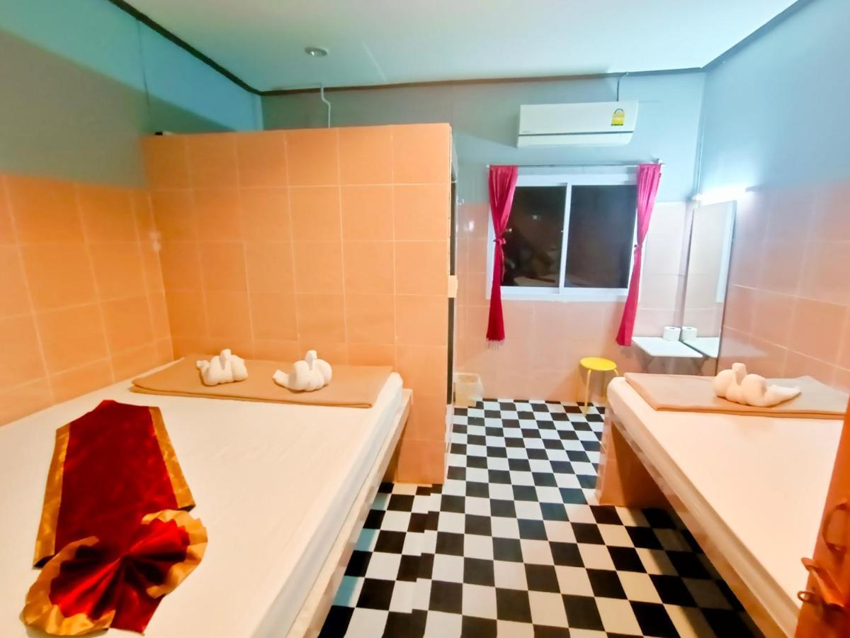 Out! A Radically Inclusive Beach Hostel By Wild & Wandering หาดริ้น ห้อง รูปภาพ