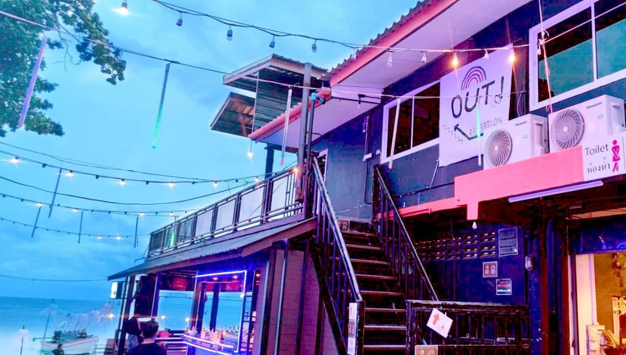 Out! A Radically Inclusive Beach Hostel By Wild & Wandering หาดริ้น ภายนอก รูปภาพ