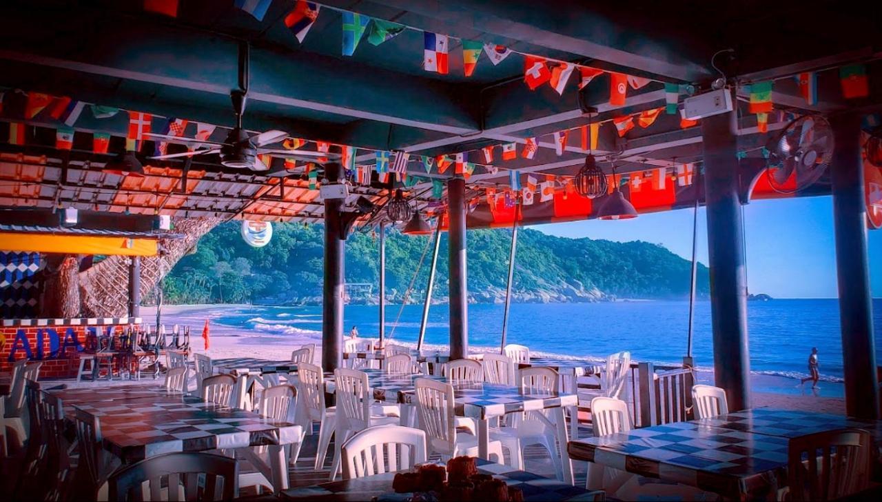 Out! A Radically Inclusive Beach Hostel By Wild & Wandering หาดริ้น ภายนอก รูปภาพ